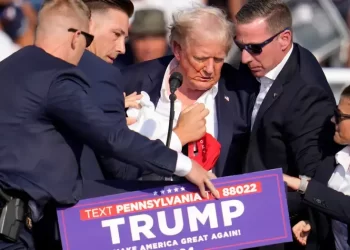 ¡Por poquito se lo lamben! Donald Trump herido de bala durante mitin
