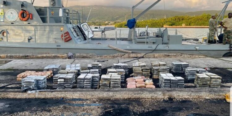 Autoridades ocupan cargamento de drogas en lancha; apresan tres hombres