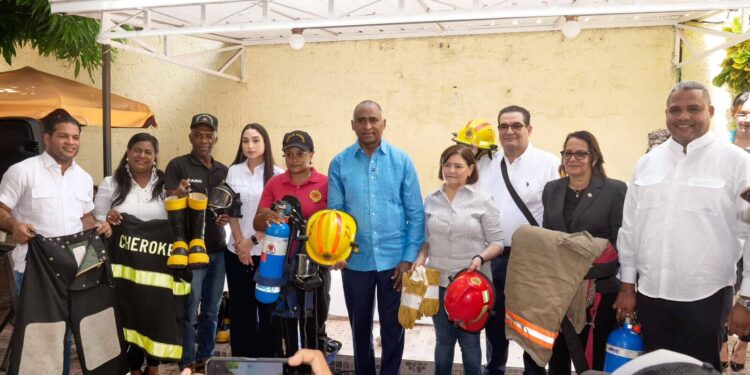 Senador entrega equipos a dotaciones de bomberos en Peravia