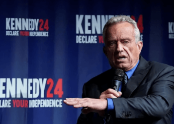 Robert F. Kennedy Jr. suspende campaña presidencial y apoya a Trump
