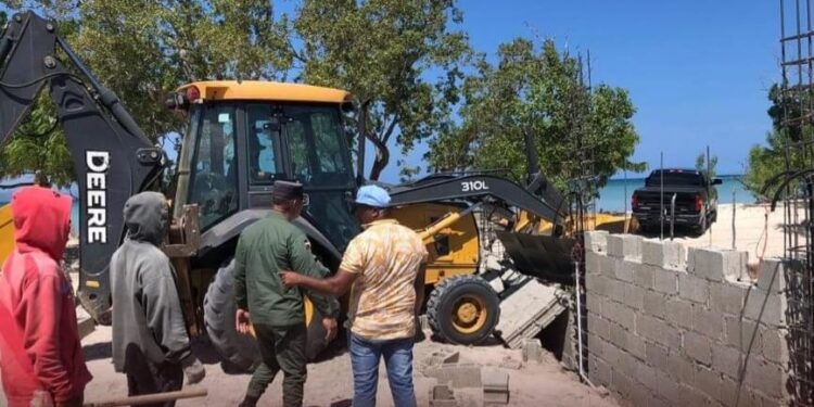 Medio Ambiente desmantela construcciones ilegales en Punta Rucia