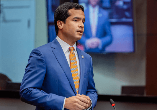 Omar Fernández reintroduce proyecto eliminar pago de anticipos a microempresarios