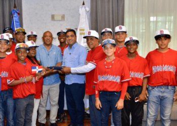 Ministro Kelvin Cruz entrega Bandera Nacional selección béisbol U12