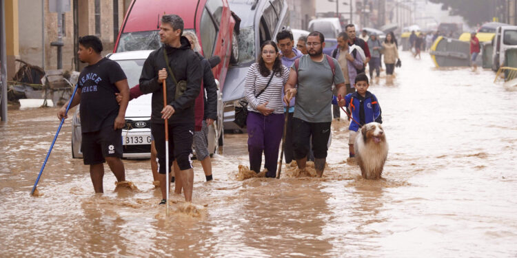 España | Ascienden a 158 los muertos en Valencia por inundaciones