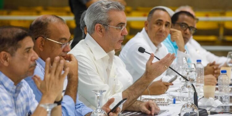 Presidente se reúne con organizaciones comunitarias en San Pedro de Macorís; destaca proyectos claves para desarrollo