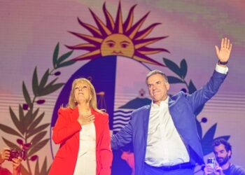 Yamandú Orsi gana elecciones presidenciales en Uruguay