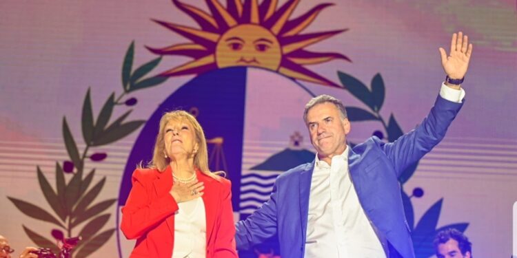 Yamandú Orsi gana elecciones presidenciales en Uruguay