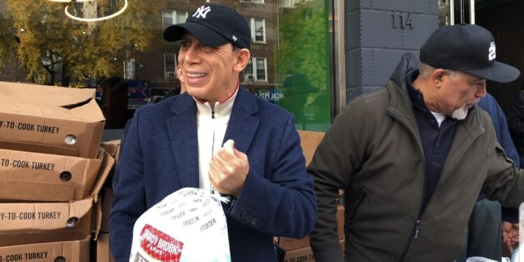 Cirilo Moronta entrega pavos a cientos de dominicanos por motivo Día de Acción de Gracias