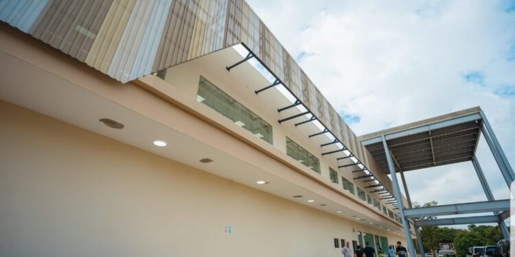 Ministro de la Presidencia supervisa construcción Hospital San Vicente de Paul
