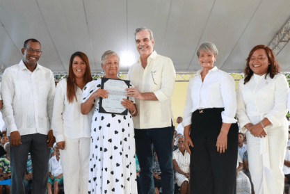 Presidente Abinader entrega 394 nuevos certificados de título de propiedad en Ramón Santana, SPM