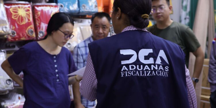 Aduanas prosigue operativos de fiscalización contra tiendas de empresarios chinos