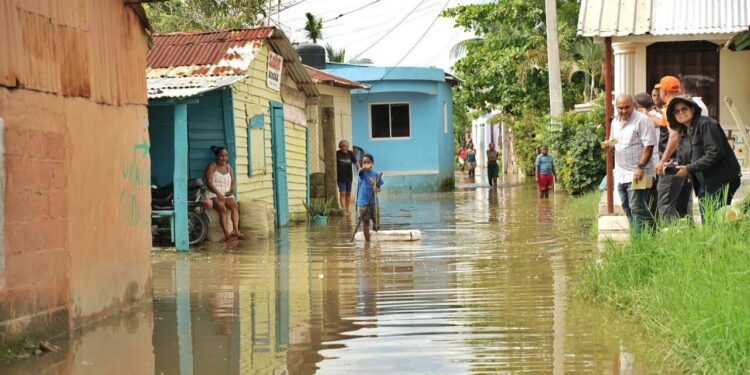 Ministro de la Presidencia recorre zonas afectadas en Cabarete por lluvias