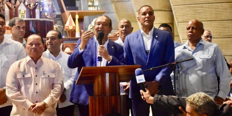 Sacerdote Basílica de Higüey pide participación de choferes en transporte escolar