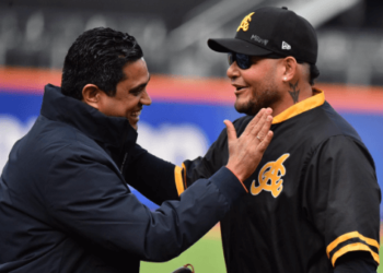 Ministro Kelvin Cruz lanzó el pitcheo de honor en Serie de Titanes