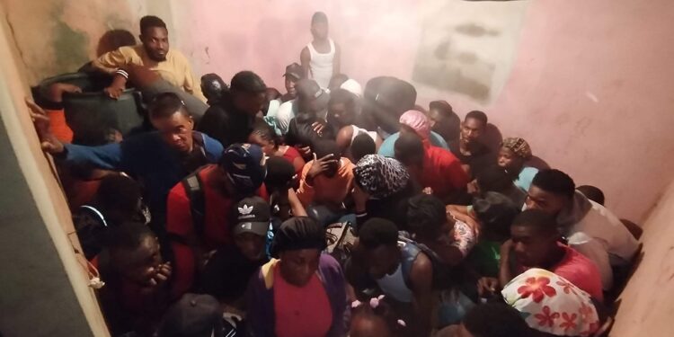 Migración apresa 83 indocumentados haitianos en hotel de Montecristi