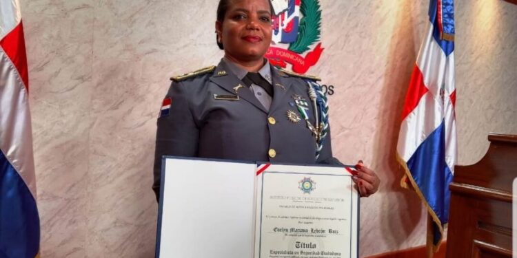 Coronela policial concluye ciclo académico en Seguridad Ciudadana