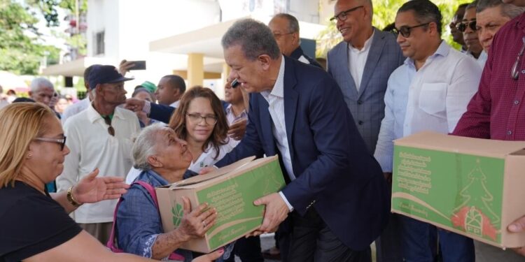 ¡28 años de tradición! Leonel entrega cajas navideñas a personas de escasos recursos