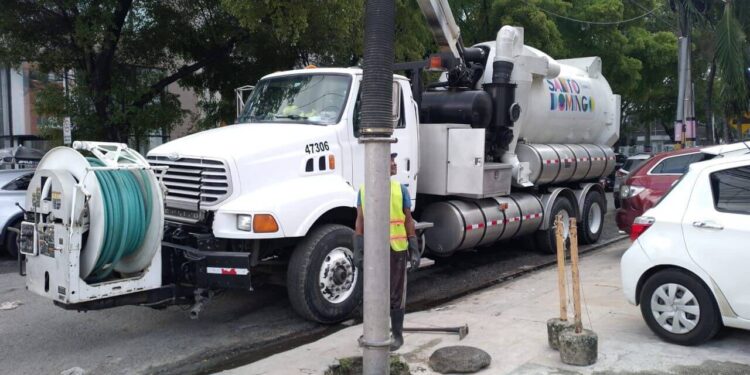 Alcaldía DN mitiga efectos lluvias con limpieza filtrantes e imbornales