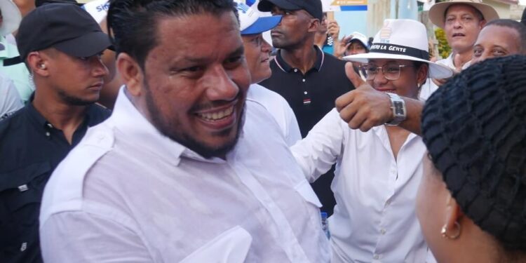 Reconocen diputado por aporte al deporte en SDE