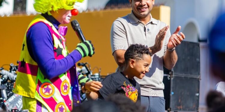 Omar Fernández lleva felicidad y juguetes a niños en día de Reyes
