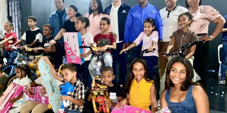 Presidente CODIA entrega juguetes a hijos de colegiados