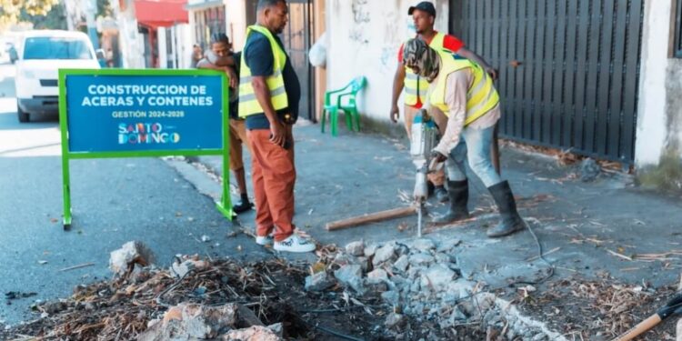 Alcaldía capitalina construye aceras y contenes sector Villa Consuelo