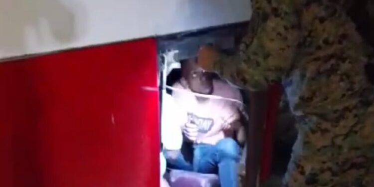 Apresan conductor y cobrador transportaban haitianos indocumentados