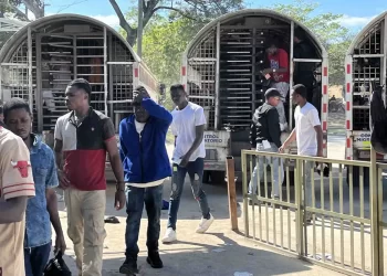 Periódico canadiense «La Presse» reseña trato inhumano reciben haitianos en proceso deportación