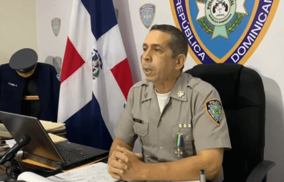 Policía ofrece recompensas de RD$300 mil y RD$200 mil por información permita ubicar y capturar dos exmiembros de la institución prófugos por homicidios