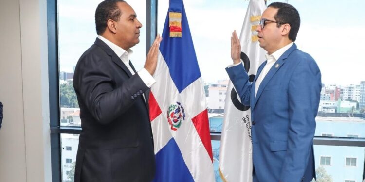 Juramentan nuevo director de la OGTIC