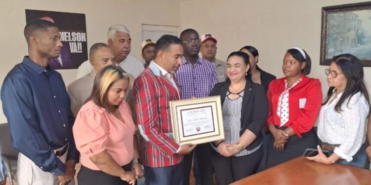 Nelson Gutiérrez recibe reconocimiento por labor realizada en SDN