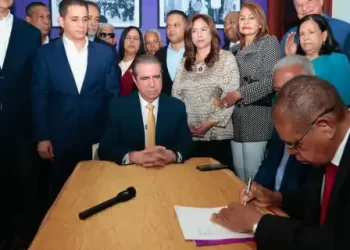 Javier García formaliza aspiraciones candidatura presidencial PLD