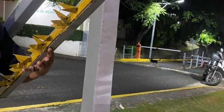 Barreras de cadillos de hierro enfrenta a residentes de urbanización
