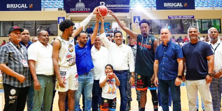 Ministro Deportes entrega un millón de pesos al baloncesto de Puerto Plata