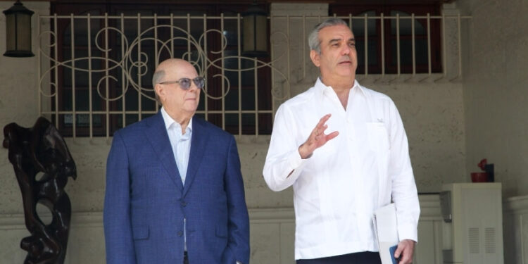 Abinader resalta consenso nacional ante crisis haitiana tras reunión con expresidente Hipólito Mejía