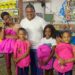 Dirigente político entrega útiles escolares a niños de barrios