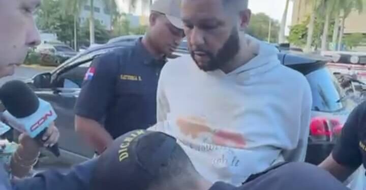 Se entrega uno de seis hombres acusados de violar mujer drogada en comunidad de Santiago