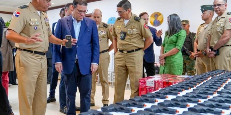 Aduanas dona a Defensa armas, municiones y pertrechos militar incautado