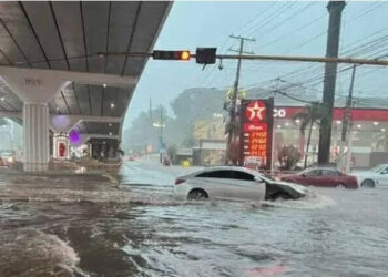 Alcalde de Santiago atribuye inundaciones a cúmulo de basura en drenaje
