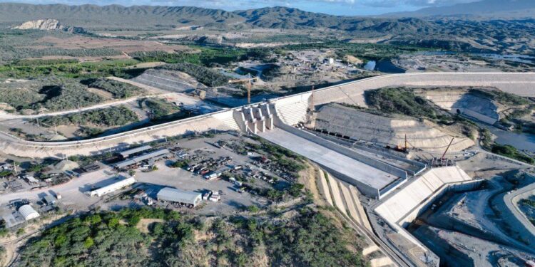 Gobierno indemniza agricultores de Azua impactados por presa Monte Grande