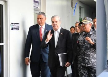 Juristas dicen Abinader viola ley al mantener director policial en el cargo