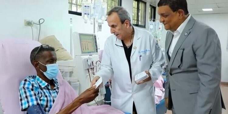 Gobierno entrega bono navideño a hospitales y otras instituciones de salud