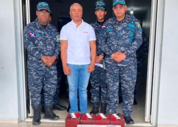 Entrega baterias e inversor garantizar electricidad destacamento policial en Guaricano