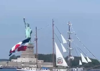Velero dominicano ondea bandera nacional en puerto de Nueva York