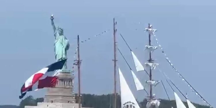 Velero dominicano ondea bandera nacional en puerto de Nueva York