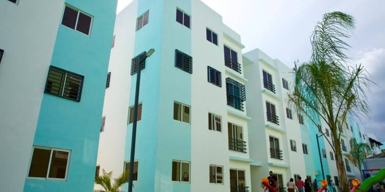 Abinader entrega 112 apartamentos en Boca Chica