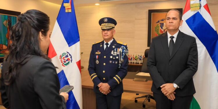 Ministra Interior posesiona nuevo director policial