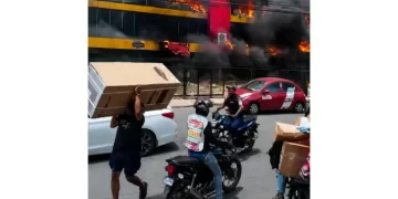 Policía apresa 17 personas por saqueo durante incendio L&R Comercial, en SDE
